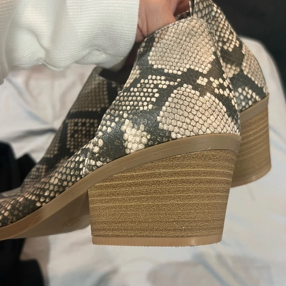 Universal Thread snake print slip on ankle boots size 9 pointy toe